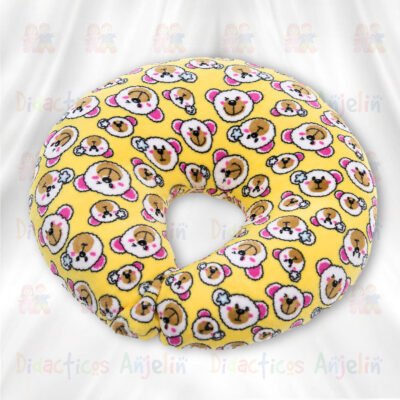 Cojín de lactancia ergonómico para bebé en forma de herradura/U, elaborado en tela plush ultra suave color amarillo pastel con estampado repetitivo de ositos tiernos. Ideal para brindar comodidad durante la lactancia, apoyo cervical y descanso del bebé. Diseño acolchado, suave y cómodo para uso diario.