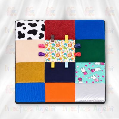 Foto de producto profesional estilo catálogo e-commerce infantil de una colchoneta didáctica sensorial de texturas para bebés y niños, mostrada exactamente igual al producto original proporcionado. El producto debe conservar fielmente: forma rectangular medidas exactas de 100 cm x 75 cm x 5 cm estructura acolchada gruesa forro lateral color negro apariencia firme y acolchada distribución original de todos los cuadros y texturas colores, materiales y proporciones exactas MUY IMPORTANTE: NO cambiar ninguna textura, color, posición o diseño de los cuadros sensoriales. La colchoneta debe incluir exactamente: cuadro blanco con manchas negras tipo vaca cuadro rojo brillante con textura glitter cuadro azul brillante cuadro verde oscuro cuadro beige suave cuadro dorado brillante cuadro azul con textura acolchada cuadro naranja liso cuadro gris plateado cuadro estampado de conejitos sobre fondo aguamarina cuadro central estampado infantil con animales cintas sensoriales laterales de colores exactamente como el original Las cintas deben mantenerse visibles y en las mismas posiciones: amarillas con puntos blancos rosadas con puntos blancos moradas con puntos blancos azul oscuro con puntos blancos azul cielo lisa roja lisa Composición: SOLO una colchoneta fotografía en ángulo frontal ligeramente inclinado para mostrar completamente el grosor y todos los detalles producto completamente extendido toda la colchoneta visible dentro del encuadre toma única donde se aprecien claramente todas las texturas y cuadros sensoriales estilo catálogo premium infantil Escenario: fondo blanco puro iluminación profesional suave y uniforme sombras suaves naturales ambiente limpio y minimalista fotografía ultra realista alta resolución estética e-commerce premium Importante: NO agregar bebés, juguetes ni accesorios NO doblar la colchoneta NO modificar el orden de los cuadros NO cambiar colores ni estampados NO eliminar texturas NO cambiar el grosor NO agregar elementos decorativos mantener apariencia artesanal premium, acolchada y segura para bebés el producto debe verse nuevo, elegante y completamente fiel al original proporcionado