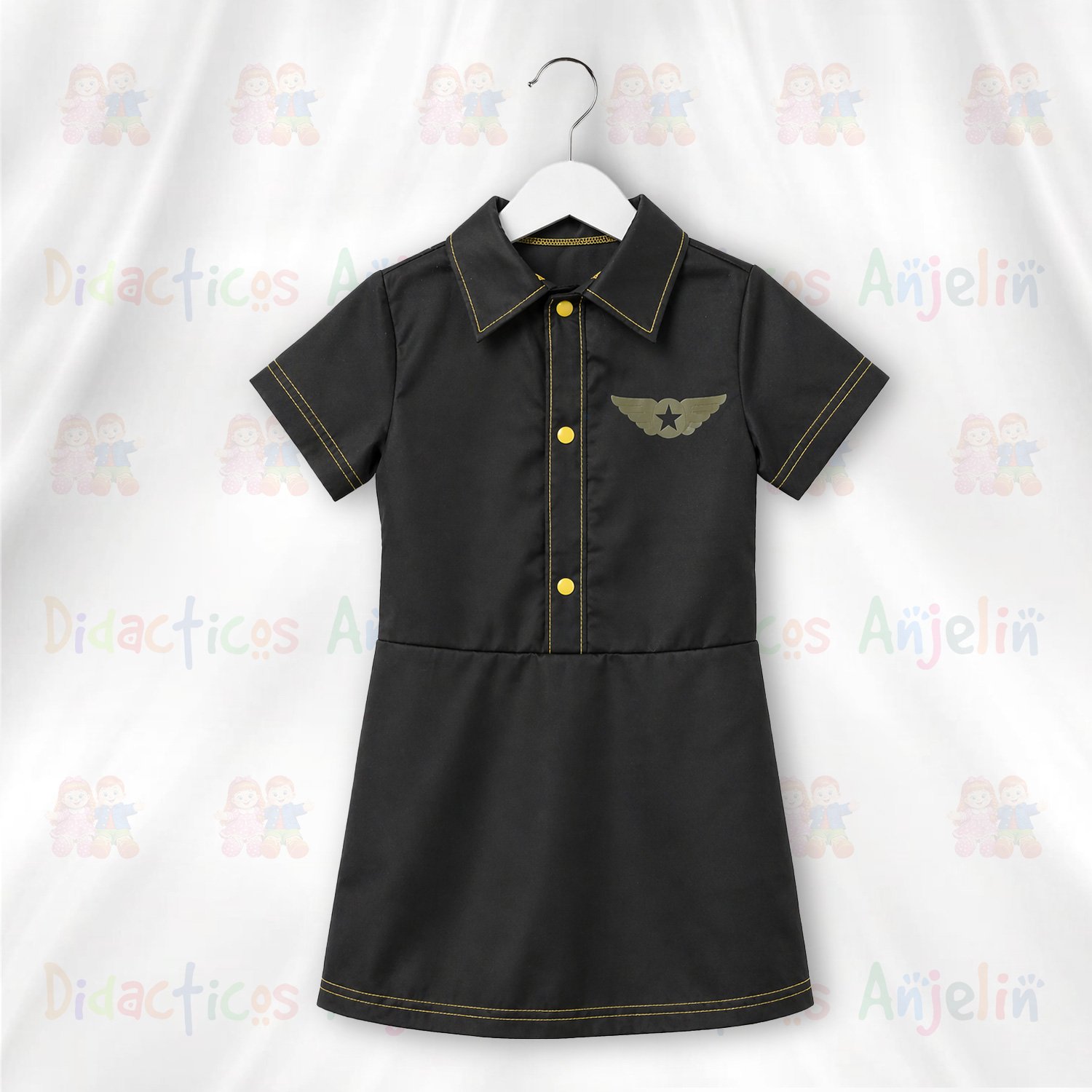 Disfraz de azafata para niña colgado en gancho, uniforme infantil de aviación hecho a mano fondo blanco