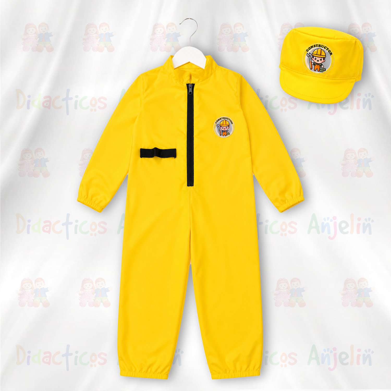 Disfraz de constructor para niño o niña colgado en gancho, uniforme de constructor infantil hecho a mano fondo blanco