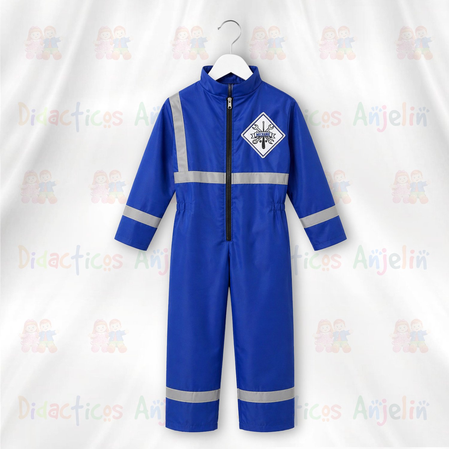 Disfraz de mecánico para niño colgado en gancho, uniforme de taller infantil hecho a mano fondo blanco