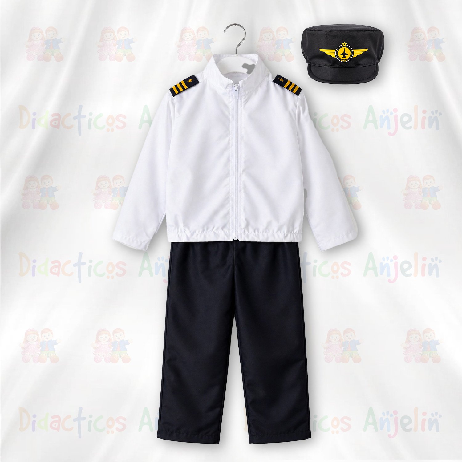 Disfraz de piloto para niño o niña colgado en gancho, uniforme de piloto infantil hecho a mano fondo blanco