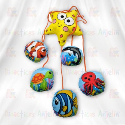 “Móvil sensorial para bebé con estrella de mar y figuras acolchadas de animales marinos colgantes
