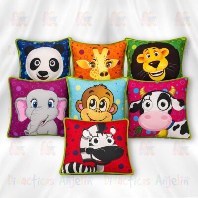 Colección de cojines infantiles decorativos con diseños de animales caricaturescos como panda, jirafa, león, mono, elefante, cebra y vaca. Elaborados en tela suave y acolchada con colores vibrantes ideales para habitaciones infantiles, guarderías y espacios de estimulación temprana. Perfectos para decoración y comodidad de los niños.