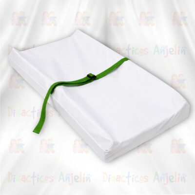 Colchoneta para cambio de pañal para bebé con superficie impermeable blanca y correa de seguridad ajustable