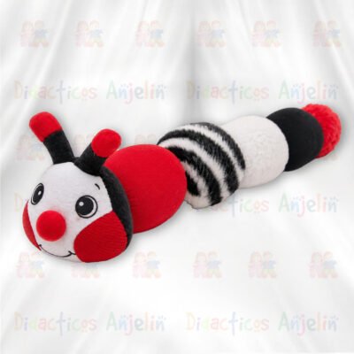 Juguete didáctico sensorial para bebés con diseño de oruga infantil elaborada en tela suave y acolchada. Cuenta con diferentes texturas, colores contrastantes en rojo, negro y blanco, y segmentos blandos ideales para estimular el tacto, la coordinación motriz y la percepción visual del bebé durante el juego. Su diseño liviano y flexible permite que los pequeños lo manipulen fácilmente, favoreciendo la exploración sensorial y el desarrollo temprano. Perfecto para actividades de estimulación, entretenimiento y aprendizaje en bebés y niños pequeños.