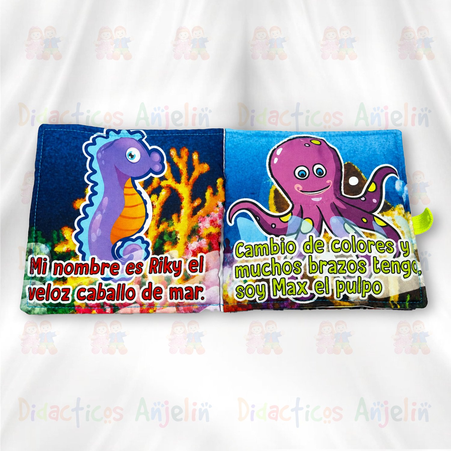 Libro de tela abierto con ilustraciones de caballito de mar y pulpo, acompañado de texto educativo en español sobre animales marinos