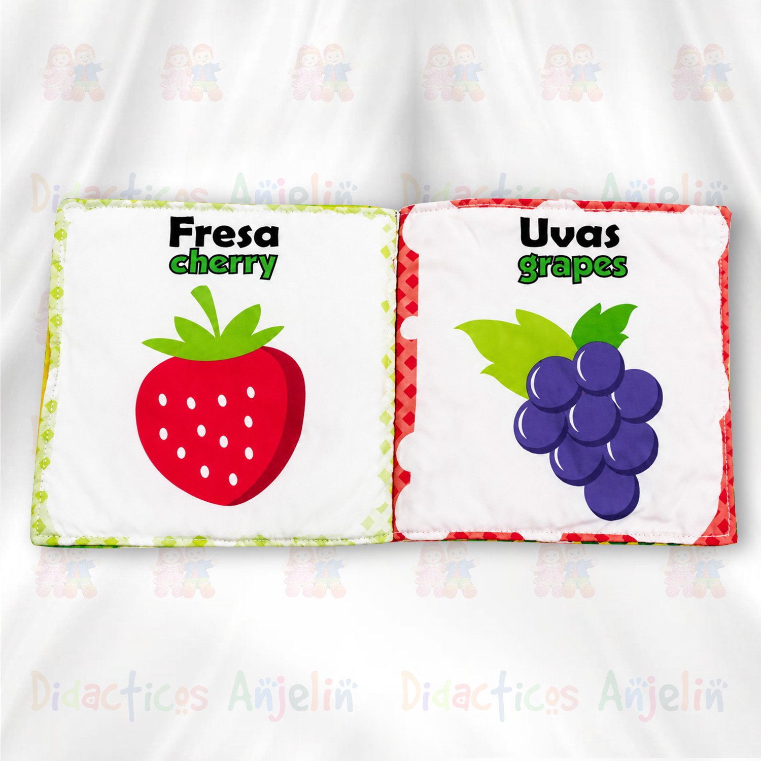 Libro didáctico de tela para bebés con ilustraciones de frutas y palabras en español e inglés para estimulación visual y aprendizaje temprano.