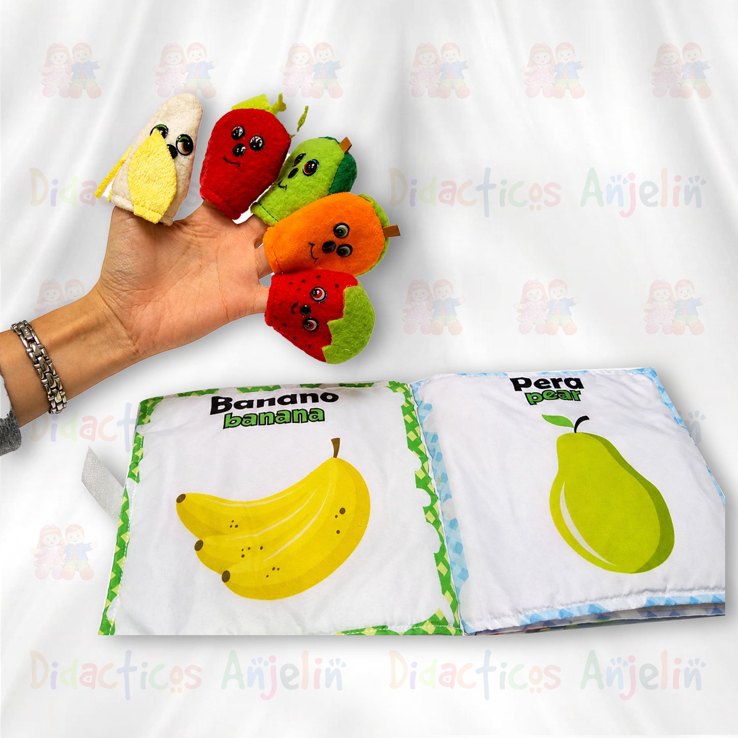 Libro de tela interactivo con frutas y títeres de dedo, actividad educativa para bebés que enseña banana y pera en inglés y español.
